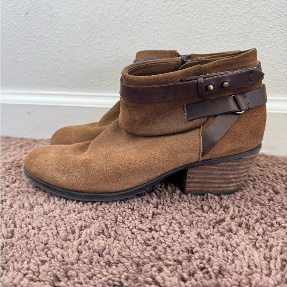 2 FOR $20 Clarks Spye Comet Tan Brown Suede Leather Booties Boots Size 6.5 - Picture 5 of 13